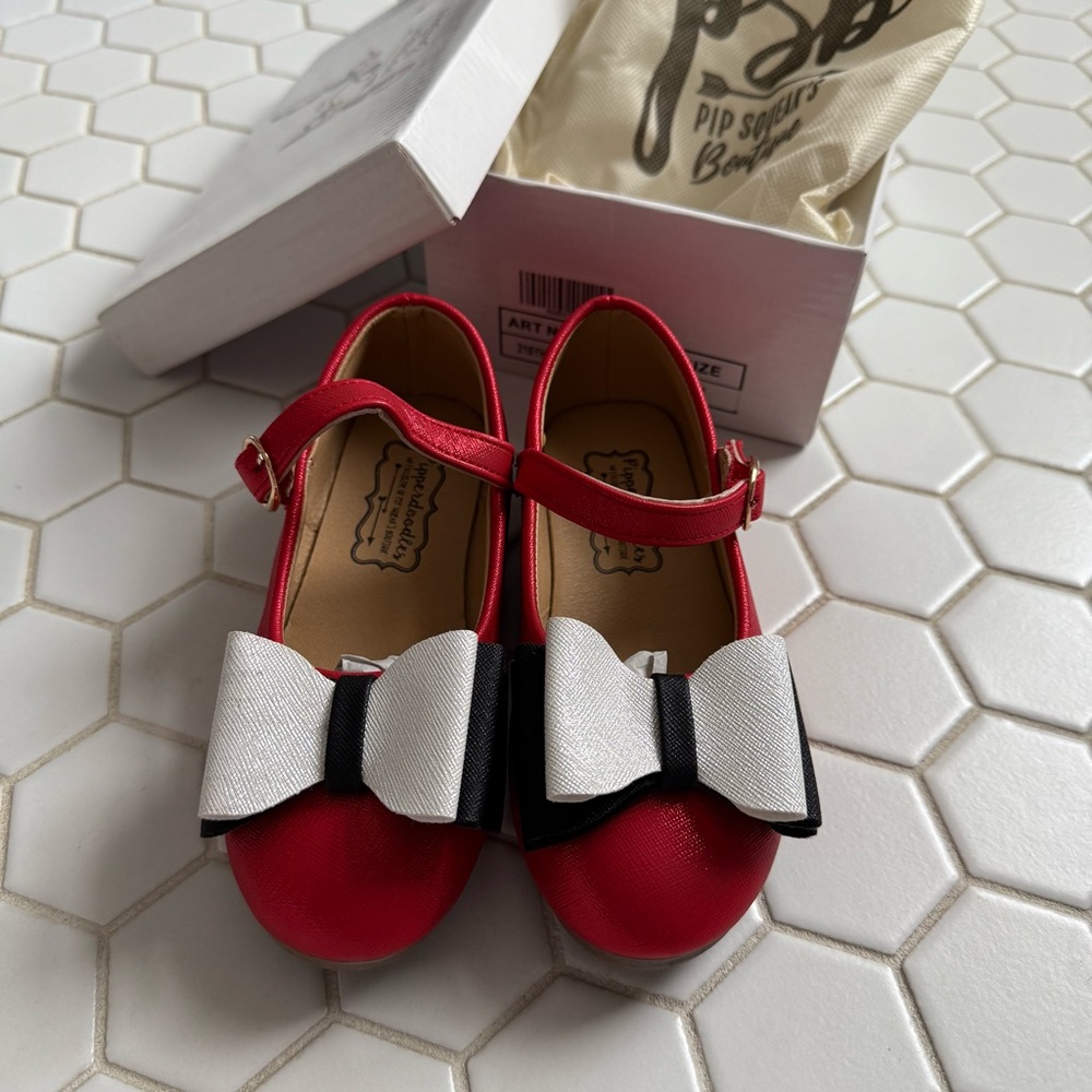 The cutest metallic bow flats